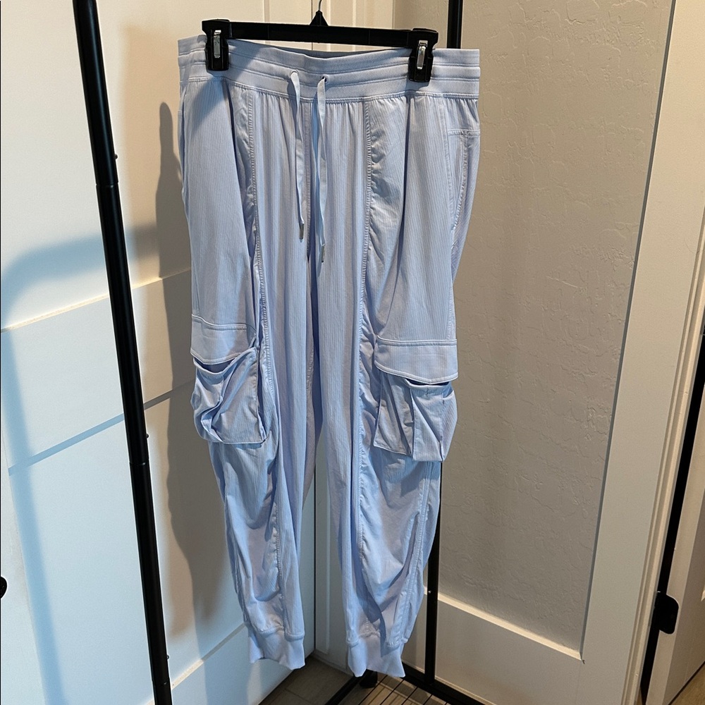 Lululemon Dance Studio relaxed Fit Cargo Jogger
Color: Windmill